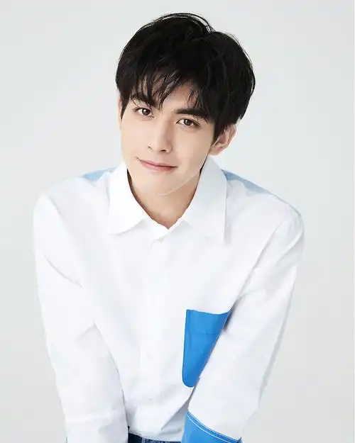 宋威龙清爽写真大片曝光 眉目温柔带来春日暖意