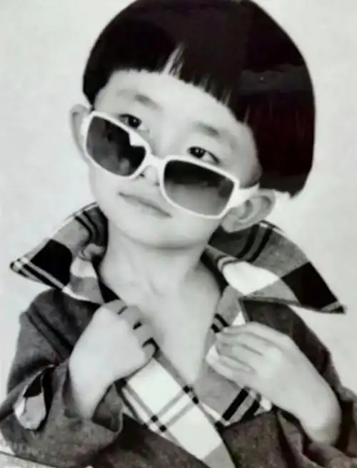 易烊千玺晒照告别韦一航##易烊千玺丧小航再见