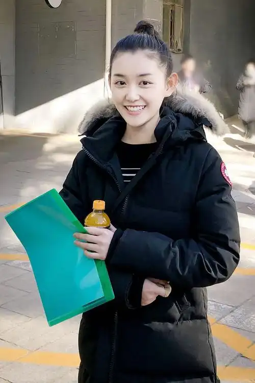 蒋依依素颜现身北影艺考元气满满状态好