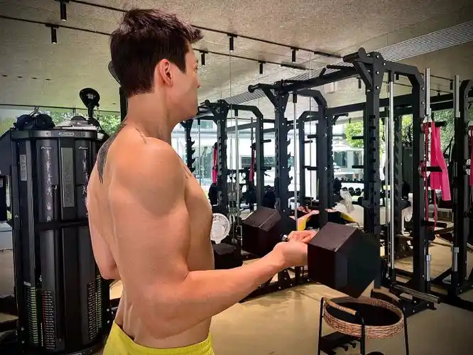 肌肉线条张力直接拉满,真的鲨到了#陈伟霆 网文描述的腰窝