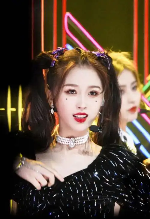 虞书欣非日常狂欢直拍