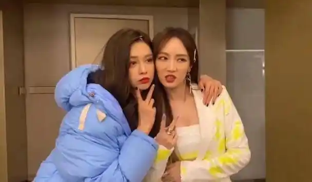 化完妆之后沈梦辰一直在等孟佳,两个人关系特别要好,孟佳出去彩排冻