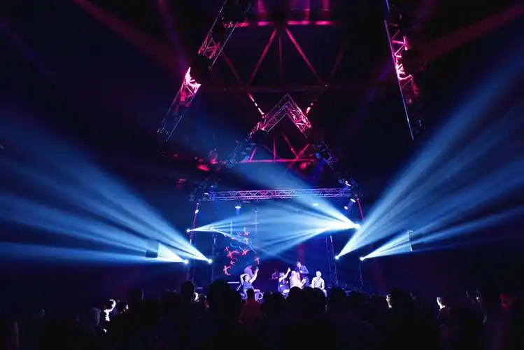 热烈的演唱会舞台人群高清图片