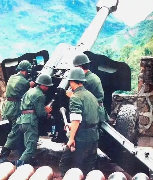 原创中越战争之血染松毛岭:图6战士们为牺牲战友默哀,场面令人心痛
