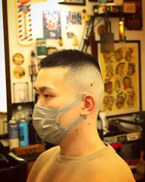 短寸头可以说是夏天最值得尝试的发型之一,简单又清爽,在大街上仔细