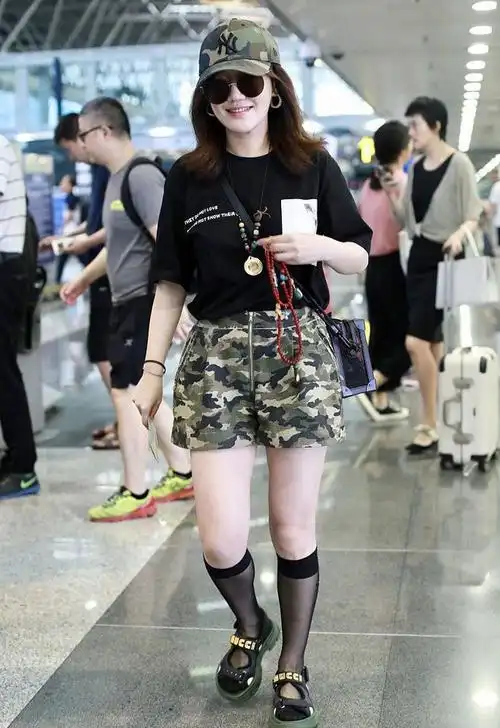 41岁薛佳凝难掩老态小肚腩穿牛仔裙扣子撑变形一笑却美回哈妹