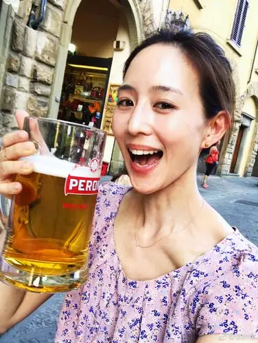 张钧甯晒素颜外出游玩照 偶遇朋友心情好