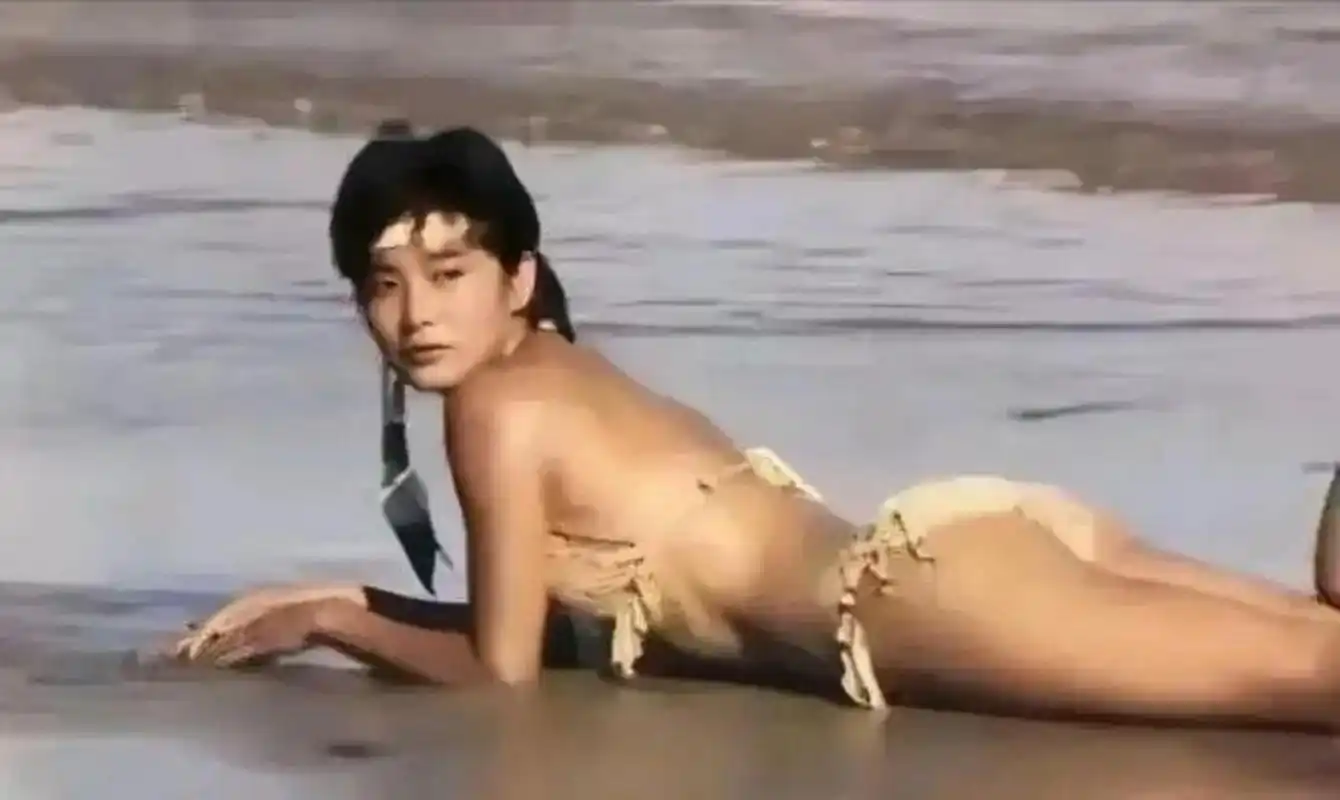 林青霞早期的性感比基尼海边照片:享受夏日沙滩时光的东方不败