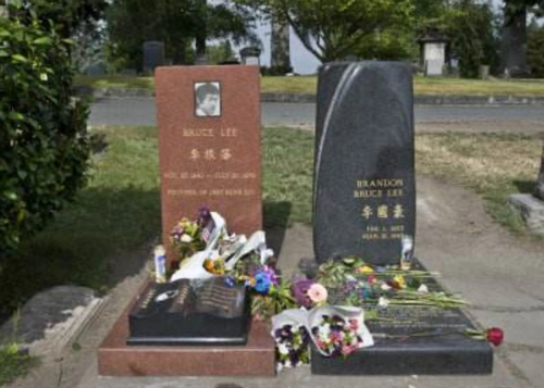 李小龙墓碑上的12个字寓意深刻,儿子的墓碑就在旁边,相互陪伴!