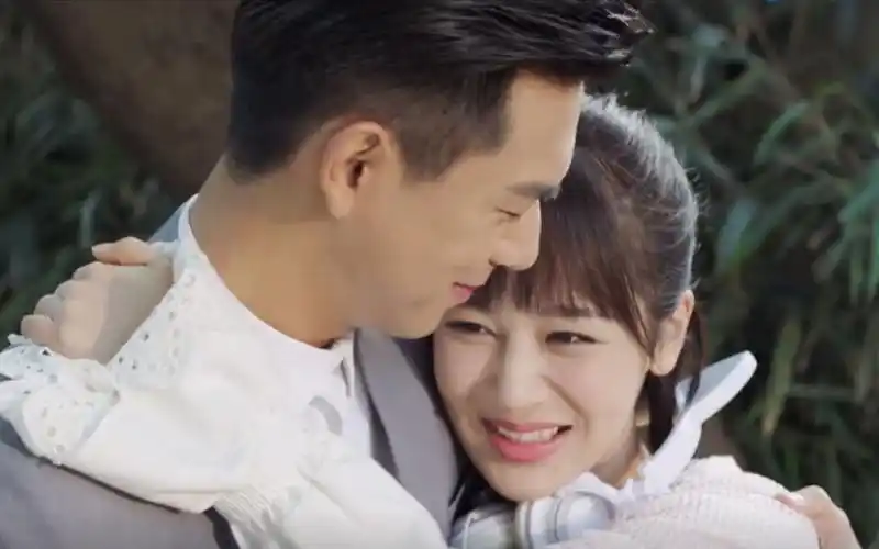 亲爱的热爱的:杨紫中暑晕倒,李现抱起吻到医院,杨紫醒后献热吻