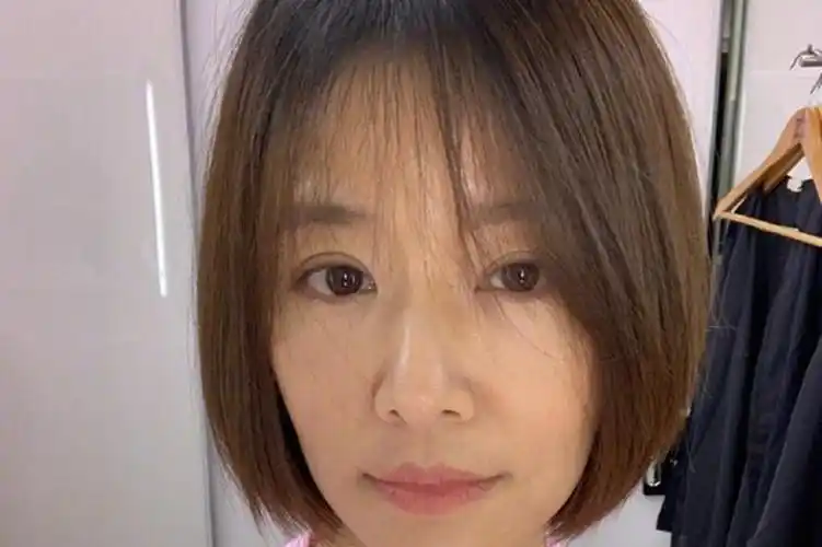 林心如晒素颜自拍皮肤透亮齐耳短发美出新高度