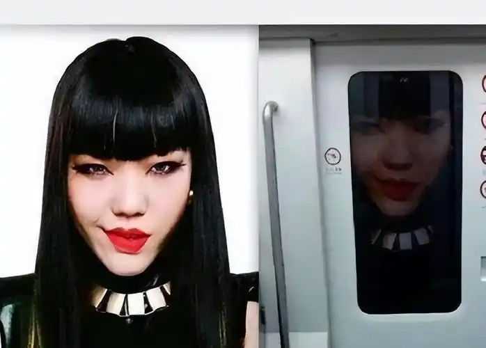 当时吴莫愁的一张巨型海报挂在车站内,照片中最醒目的部分当属吴莫愁