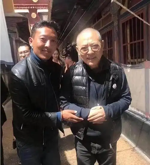 李连杰带妻女寺庙求佛62岁利智近照曝光李连杰状态回升