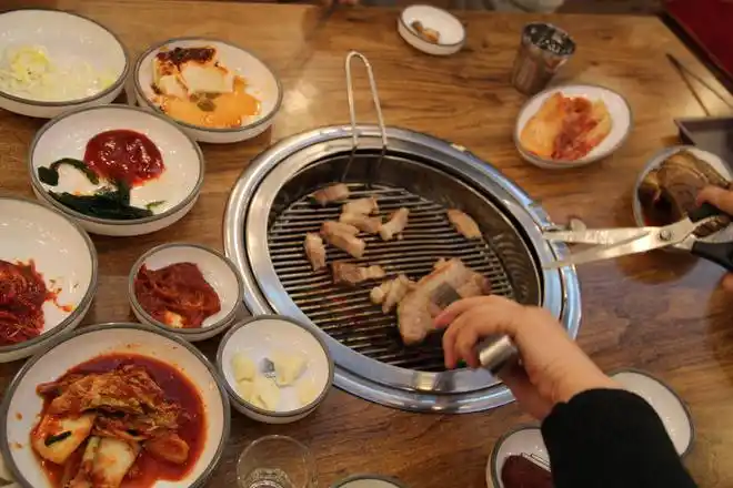 说到韩国的饮食文化,很多人都会不由自主的想到辣白菜,似乎韩国人吃饭