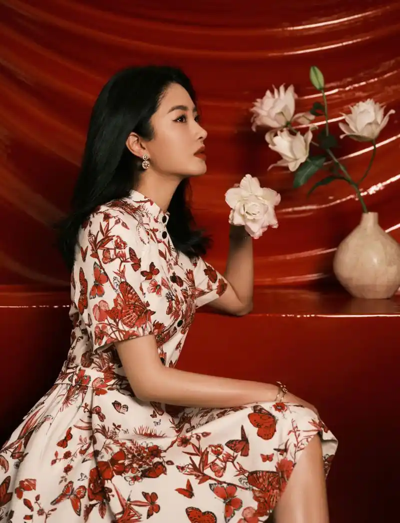 杨采钰# 一抹红唇美艳大方,裙摆之间有蝴蝶点缀03,举手投足于花卉