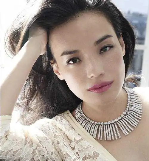 好看的方脸有哪些?(普通人或者明星不限)?