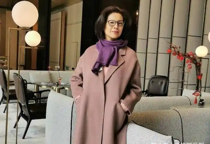 老年人别总烫小卷发型学学三位60岁时髦奶奶的减龄发型超洋气