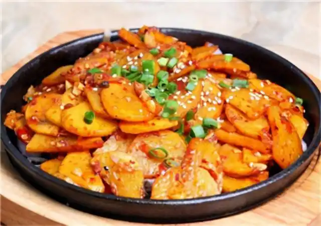 干锅土豆片很多人第一步就做错了,大师傅教几个技巧,出锅太香了