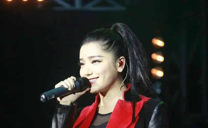 09年快女冠军的她,今整容失败像"妖怪",全身就剩眼睛没动过了!