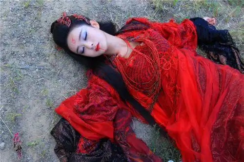 花千骨结局剧照曝光 白子画怀抱赵丽颖悲痛欲绝