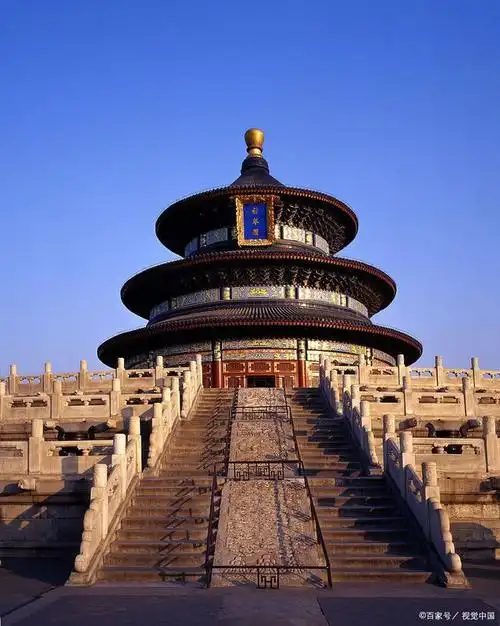 天坛以其丰富的历史,文化和艺术价值,成为了国内外游客必去的景点之一