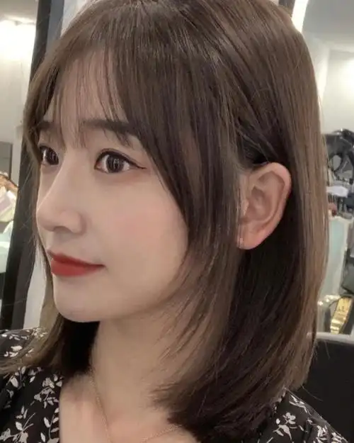 一款随性十足的偏分锁骨发后,再加以微烫定型,那就超显时尚有韵味了