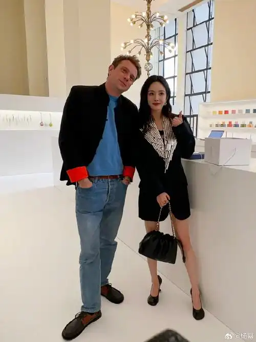 loewe品牌全球代言人@杨幂亮相罗意威匠艺天地展览合影一览#杨幂更新