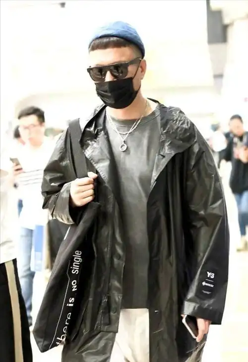 50岁的孙红雷还挺时髦,"塑料雨衣"配锅盖头,还似年轻小伙子