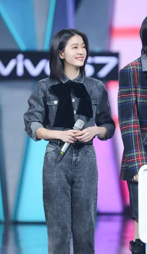 张雪迎惊喜亮相《快乐大本营》助阵章子怡,现场爆料熬夜原因