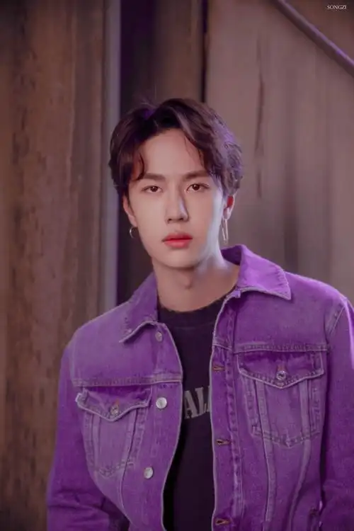 紫色牛仔外套王一博