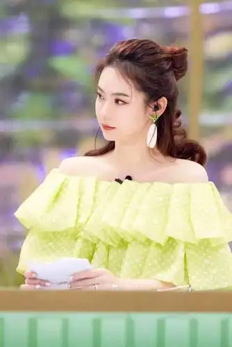 对于各种时尚单品都可以轻松拿下,苹果绿造型少女感十足,半扎丸子头的