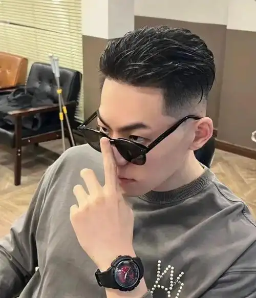 大家可以尝试上面这一款飞机头发型,两侧头发剪光,顶区的头发打造往前