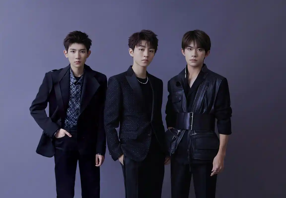 的成员王源和易烊千玺在社交媒体上晒出了他们与队长王俊凯的合照