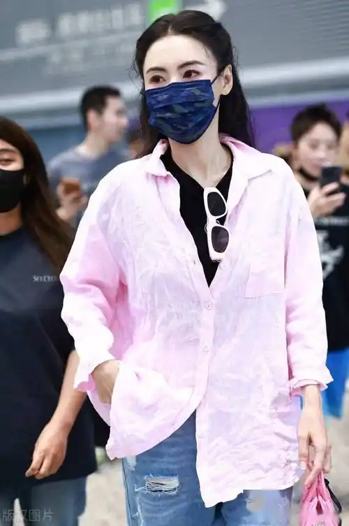 2023年6月30日,上海,张柏芝现身机场.妆容精致和粉丝互动亲和力满满.