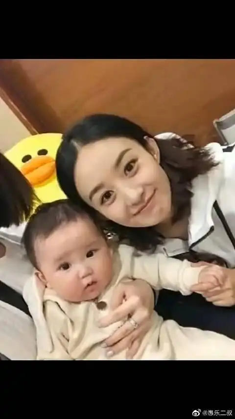 赵丽颖冯绍峰推掉晚会在家陪孩子 发拜年视频,一家三口好幸福