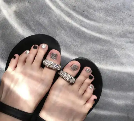 充满高级感的春日脚美甲脚脚是精致女生不能忽略的一部分