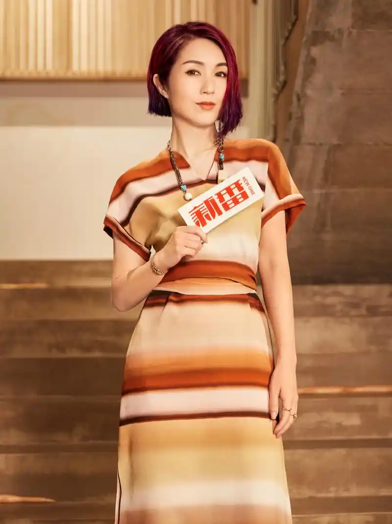 杨千嬅终于高调!拼接连衣裙配紫色短发,45岁依旧美得很优雅