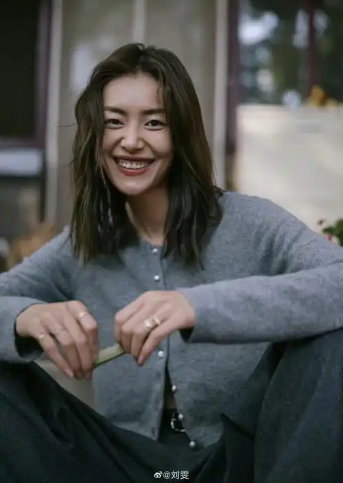 刘雯胡同九宫格随拍##刘雯胡同九宫格plog