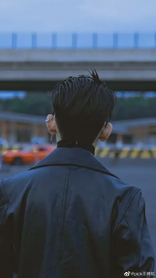 小鬼王琳凯超话#小鬼王琳凯新歌super villain#你的背影总是能让我很