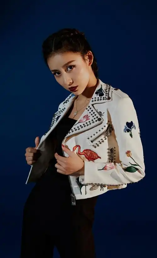 贾清性感妩媚时尚杂志写真大片