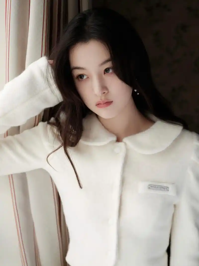 演完《庆余年》演《少年白马醉春风》,19岁的她更漂亮有气质了