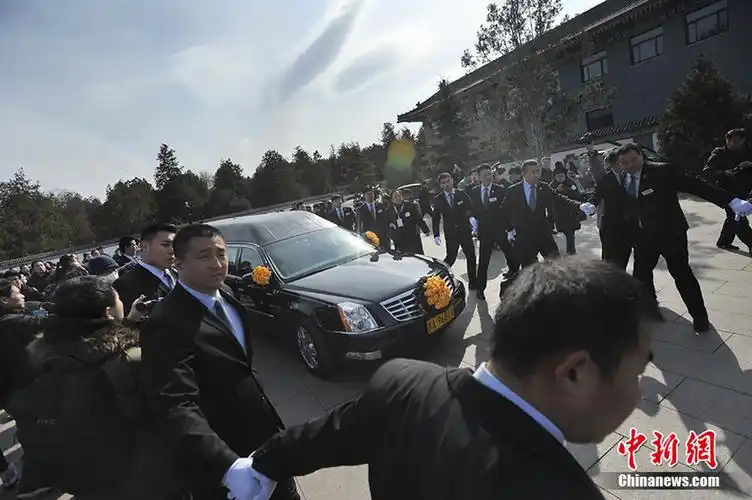 葛存壮的灵车驶出八宝山殡仪馆.