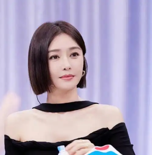 秦岚录综艺,恋爱中的状态特别好,现在的发型长短刚刚好,衬托得她脸很