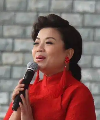 舞台明星张也,优秀演员也是女歌手女儿,这样的经历无人敢娶_父亲