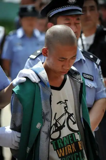 死刑犯的脚镣手铐什么时候会换成麻绳为什么要换