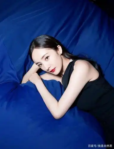 杨幂身穿香槟色金色质感斜肩礼服,妩媚迷人,网友:风尘气息重?