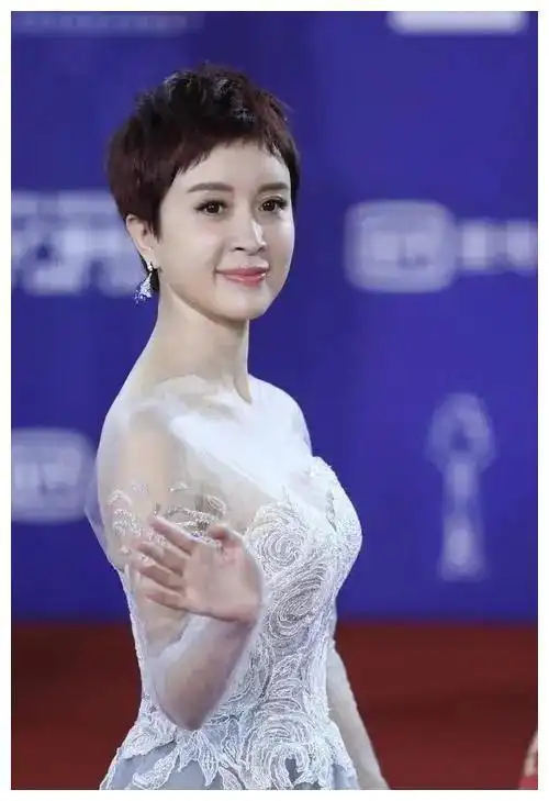 金巧巧晒跳舞视频网友们发现不对劲金巧巧主动承认过度拉长腿了