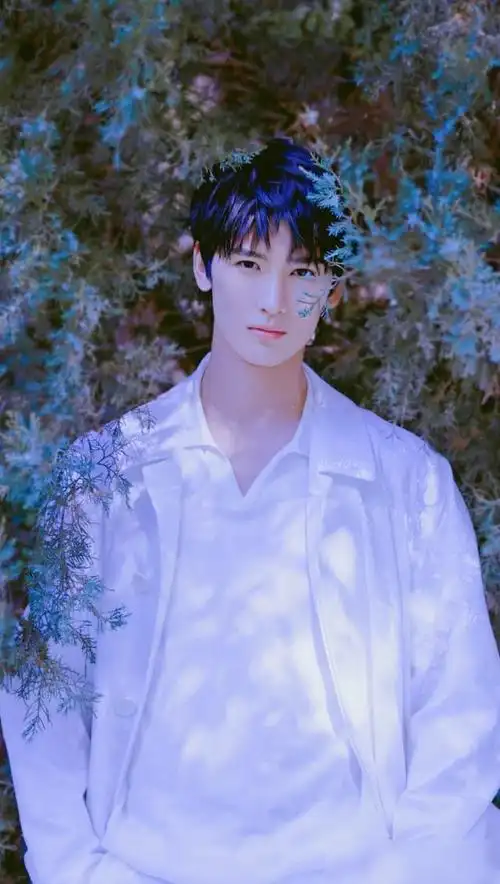 黄俊捷长相很是清秀,而且还蕴含着儒雅的风范,低调内敛满是风度.