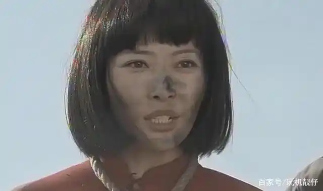 亮剑:同样是秀琴被抓向城楼,老版真实,你看新版秀琴的发型是啥