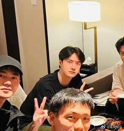 王一博最新素颜合照